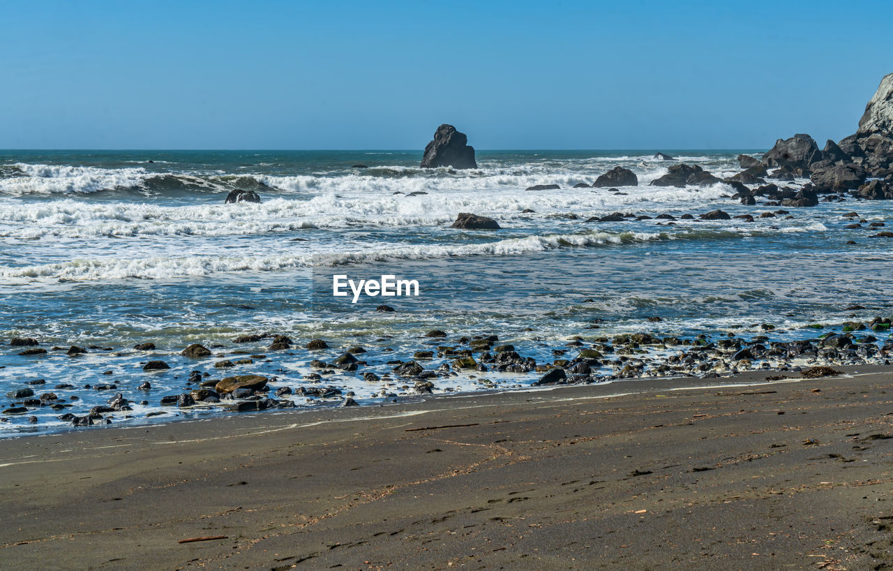 A view of rock formations in the shallows of the californian coastline.