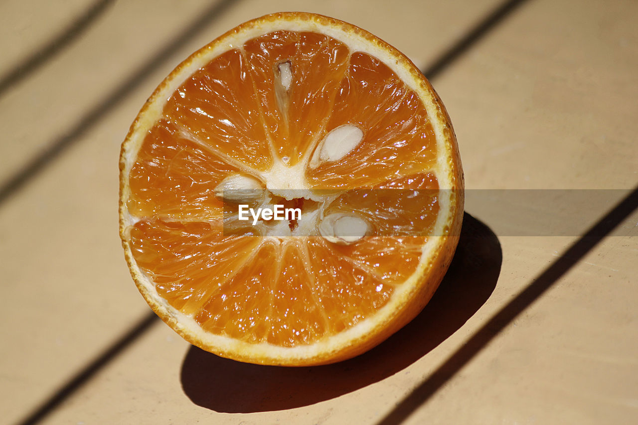 HIGH ANGLE VIEW OF FRUIT IN PLATE