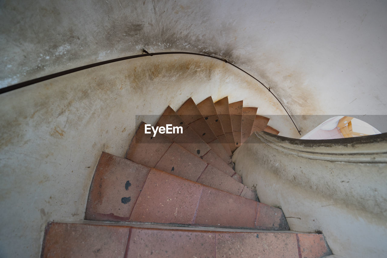 HIGH ANGLE VIEW OF SPIRAL STAIRCASE BY BUILDING