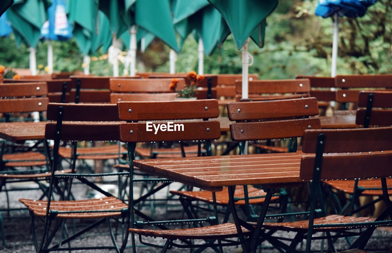 EMPTY CHAIRS AND TABLES IN CAFE