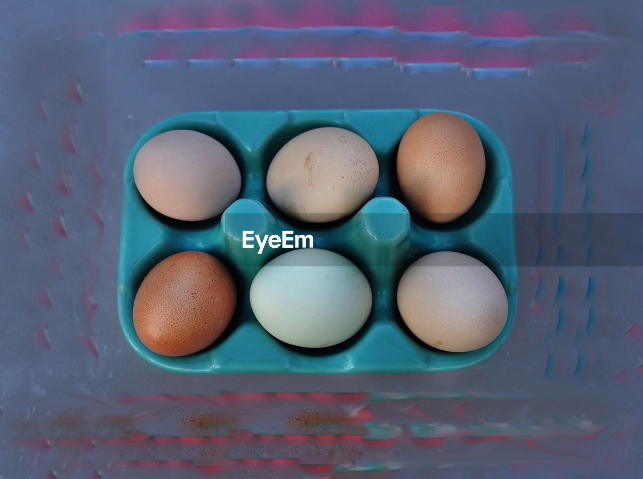 HIGH ANGLE VIEW OF EGGS IN CRATE