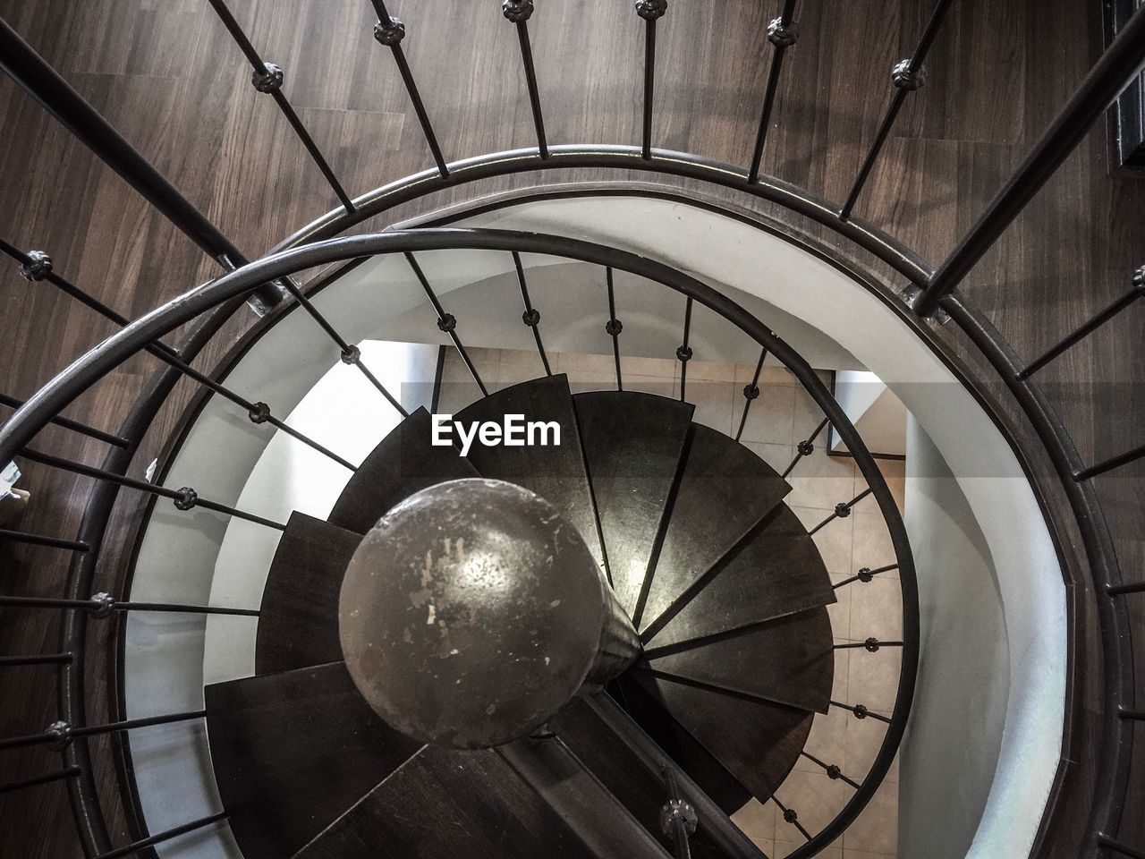 LOW ANGLE VIEW OF SPIRAL STAIRCASE IN CORRIDOR