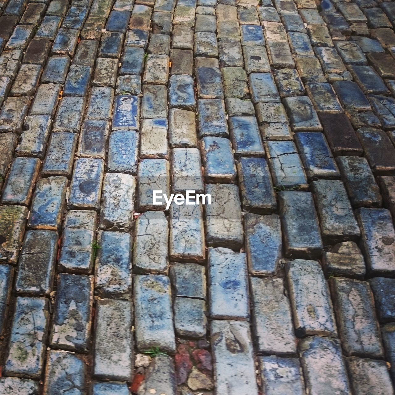 FULL FRAME SHOT OF PAVING STONES