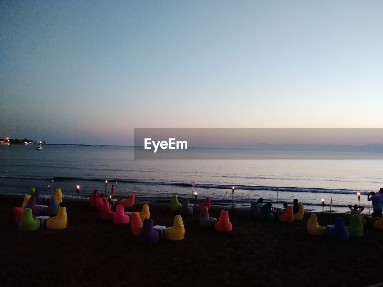 SCENIC VIEW OF SEA AGAINST CLEAR SKY DURING SUNSET