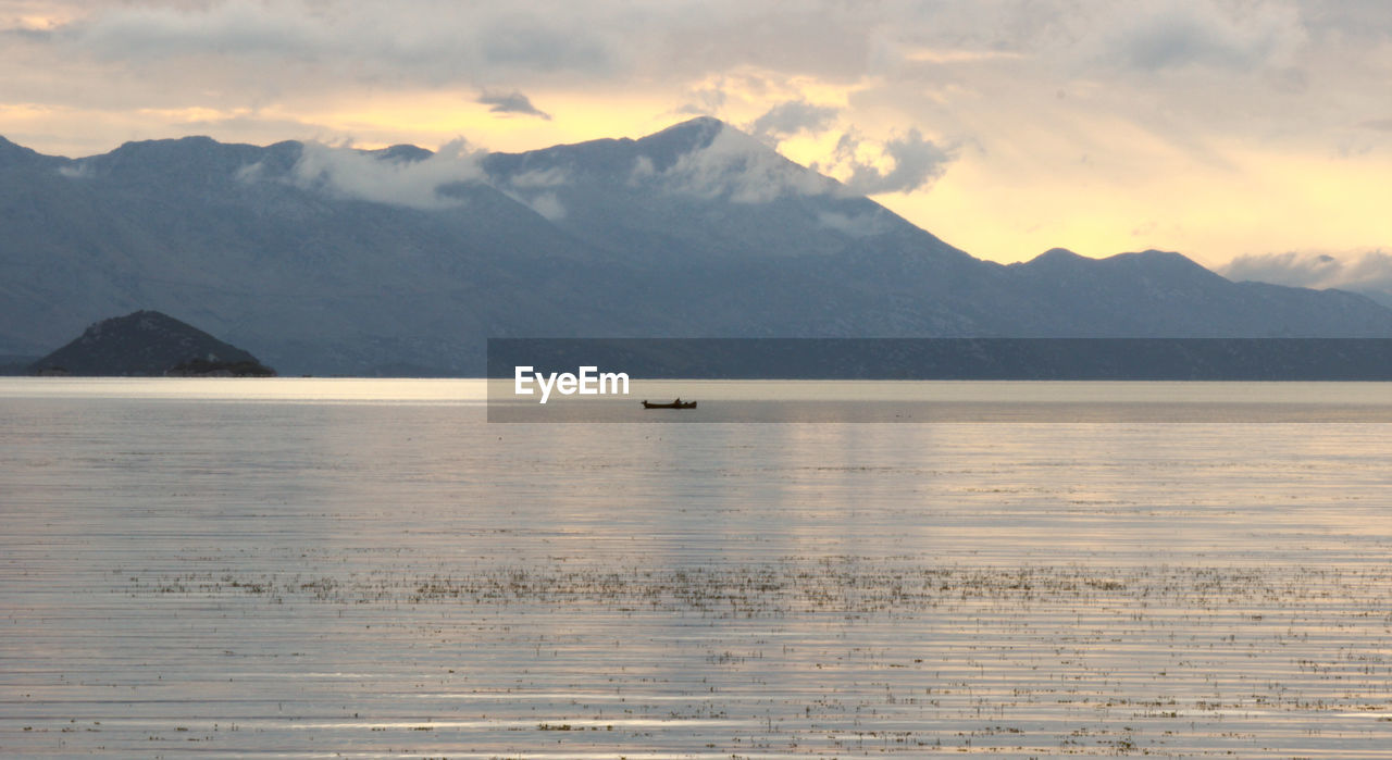 SCENIC VIEW OF SEA AND SNOWCAPPED MOUNTAINS AGAINST SKY