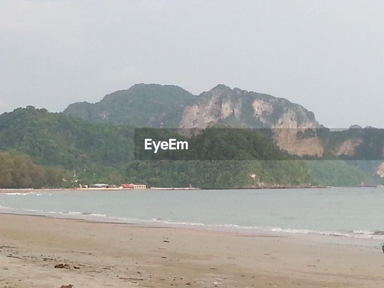 SCENIC VIEW OF SEA AGAINST MOUNTAINS