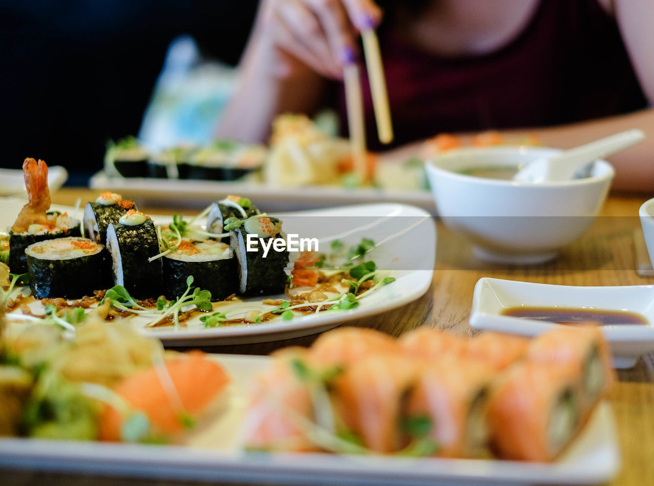 CLOSE-UP OF SERVING FOOD IN PLATE