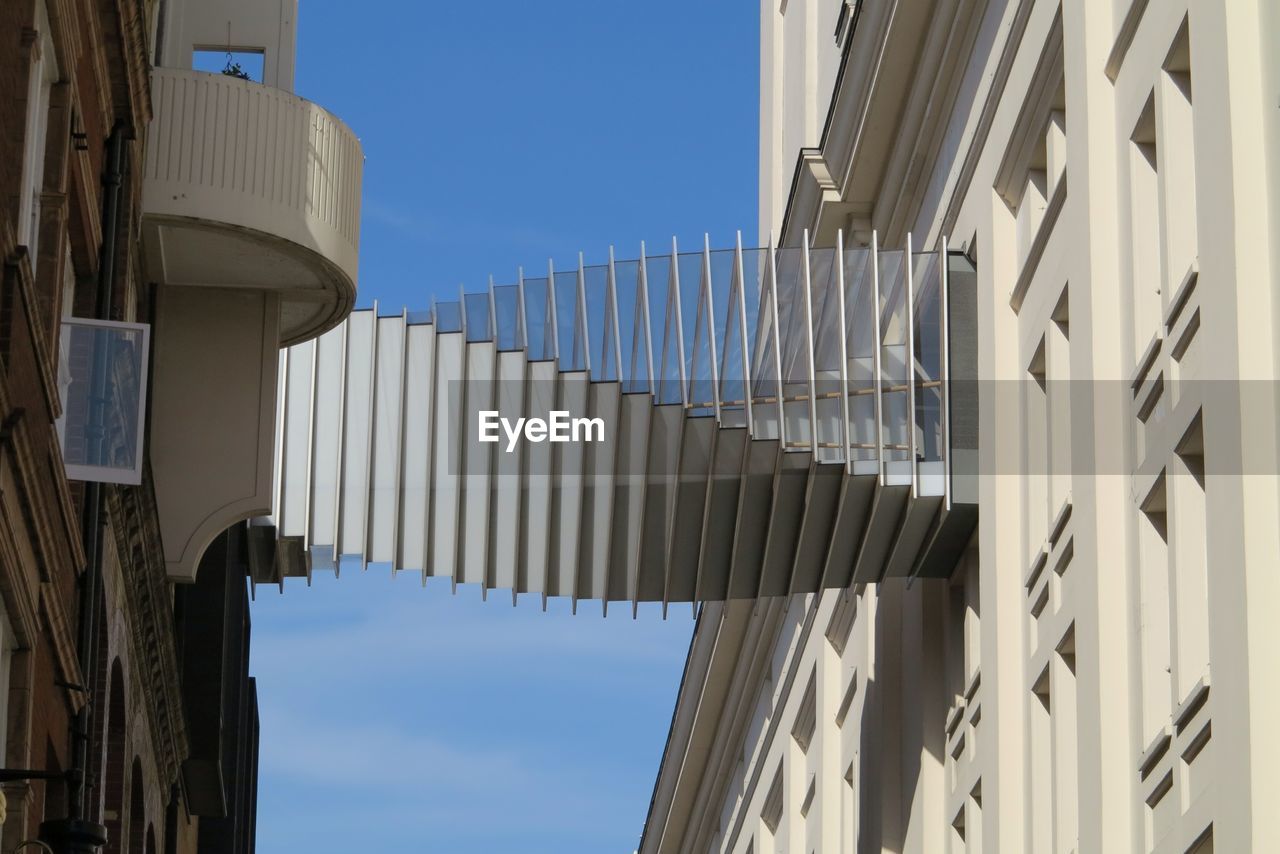 Complex structure design bridging gap between two buildings
