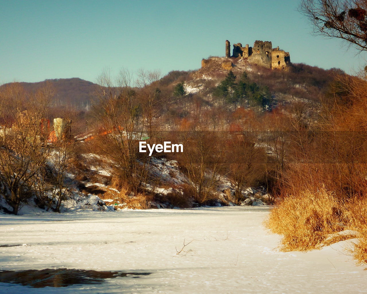 SCENIC VIEW OF SNOW COVERED MOUNTAINS AGAINST CLEAR SKY