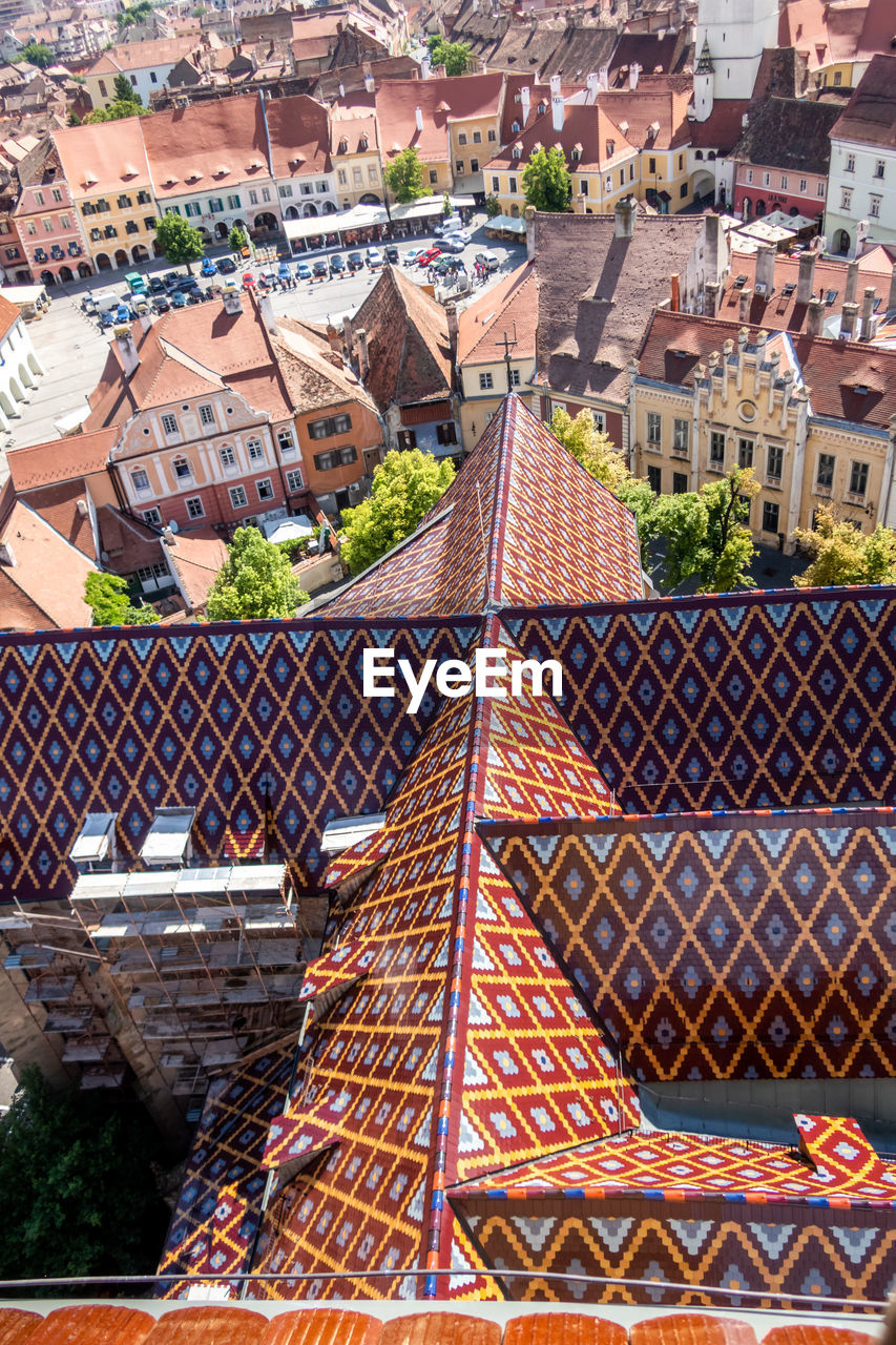 HIGH ANGLE VIEW OF BUILDINGS IN TOWN