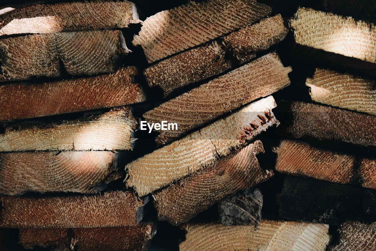 FULL FRAME SHOT OF STACKED FIREWOOD