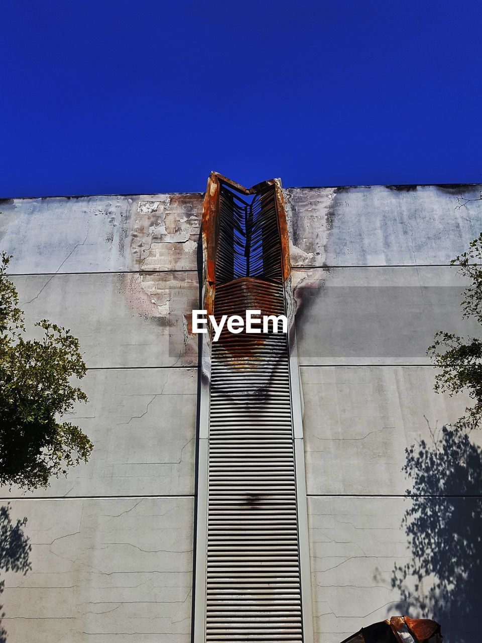 LOW ANGLE VIEW OF BUILDING AGAINST CLEAR SKY