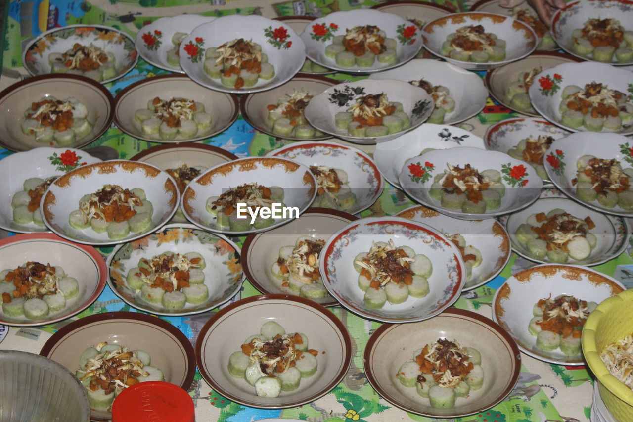 HIGH ANGLE VIEW OF FOOD ON GLASS TABLE