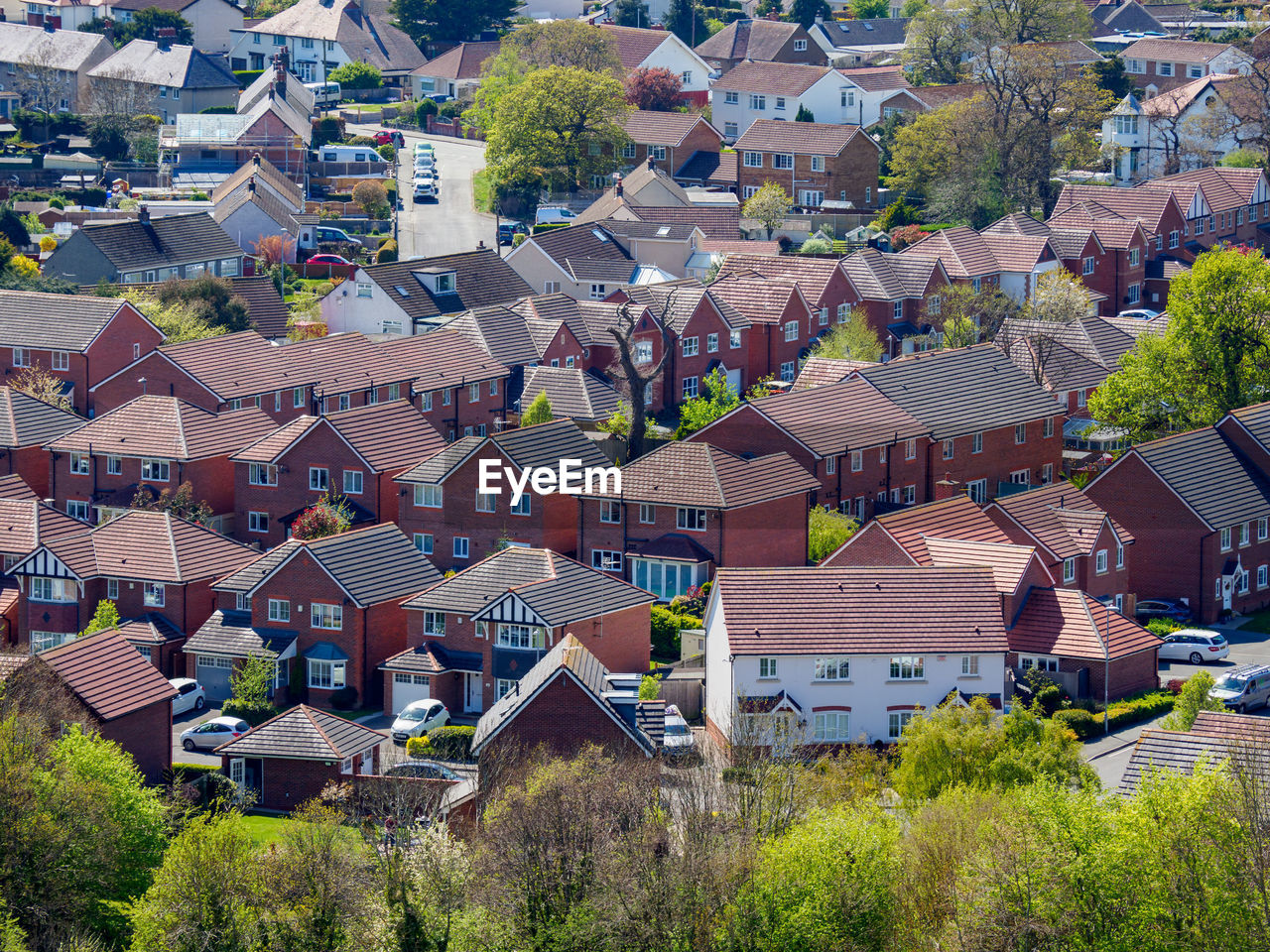 HIGH ANGLE VIEW OF BUILDINGS IN TOWN