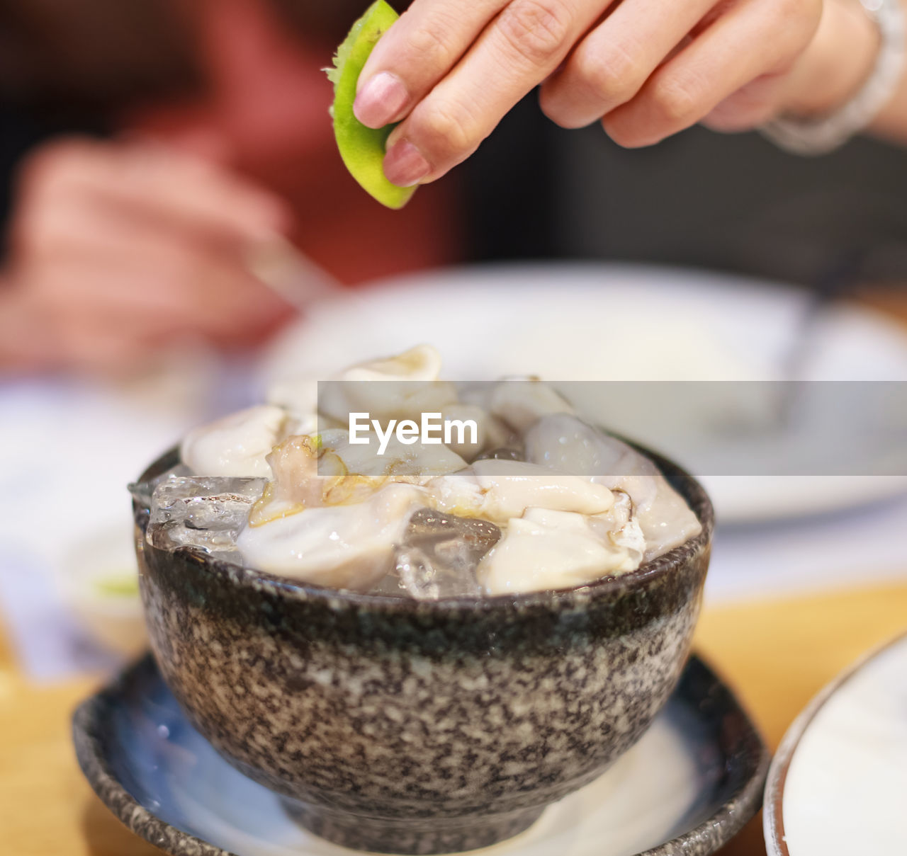 CLOSE-UP OF PERSON HOLDING ICE CREAM