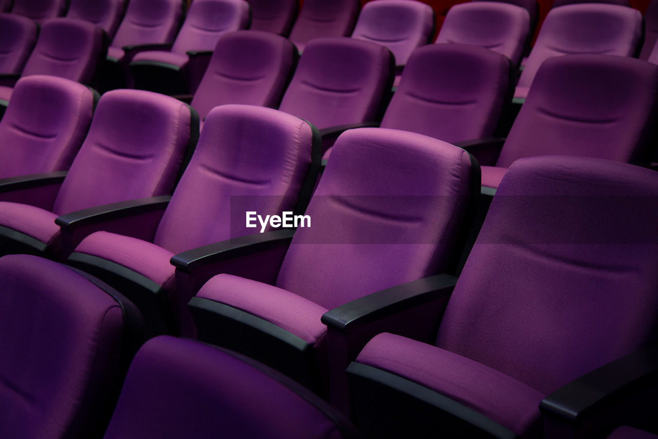 HIGH ANGLE VIEW OF EMPTY CHAIRS IN KITCHEN