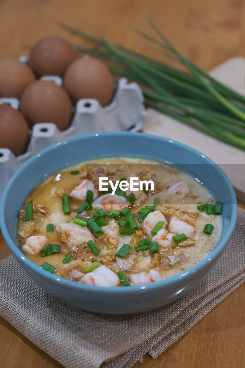 HIGH ANGLE VIEW OF SOUP IN BOWL