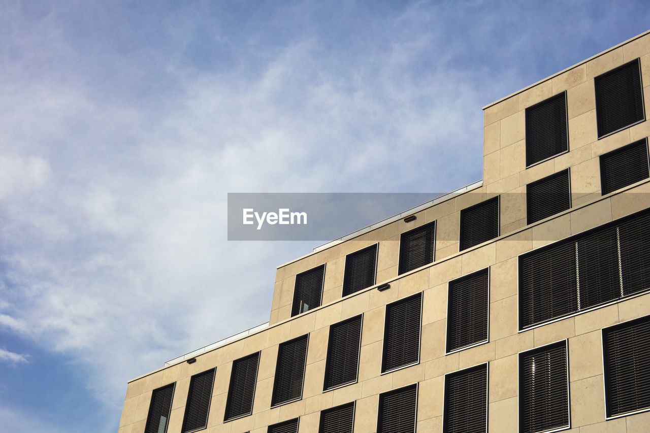 LOW ANGLE VIEW OF BUILDINGS AGAINST SKY