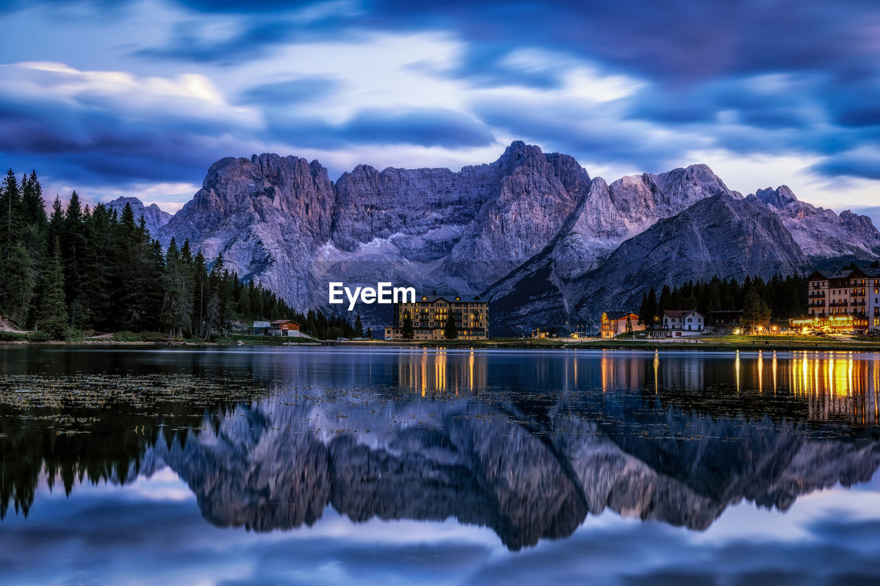 Lake misurina and mount sorapiss sunrise view taken during summer. dolomite, italy.