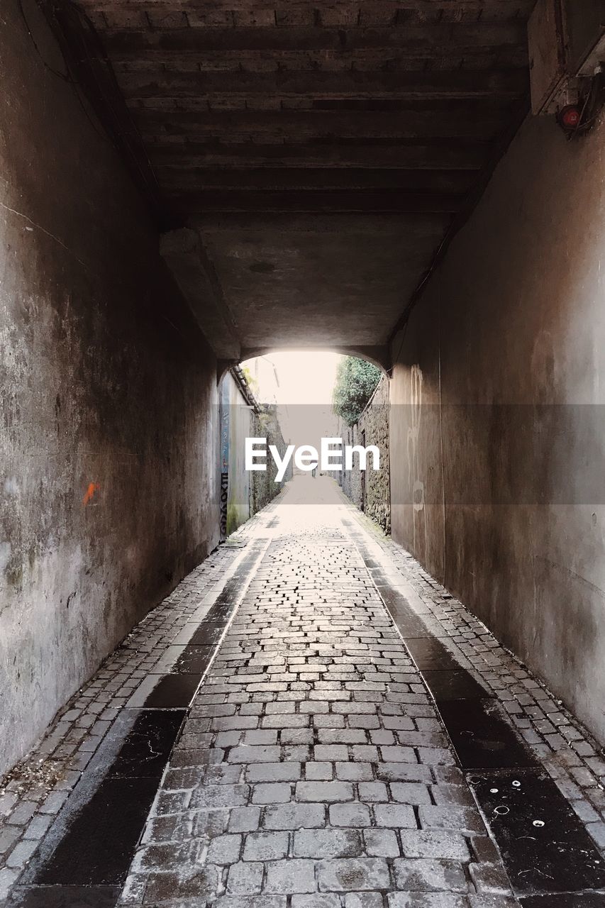 VIEW OF EMPTY NARROW ALLEY