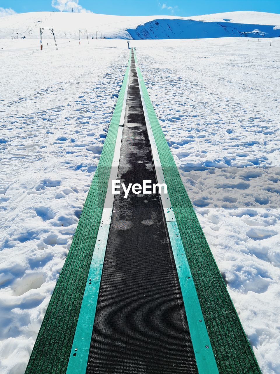 Conveyor belt for skiers