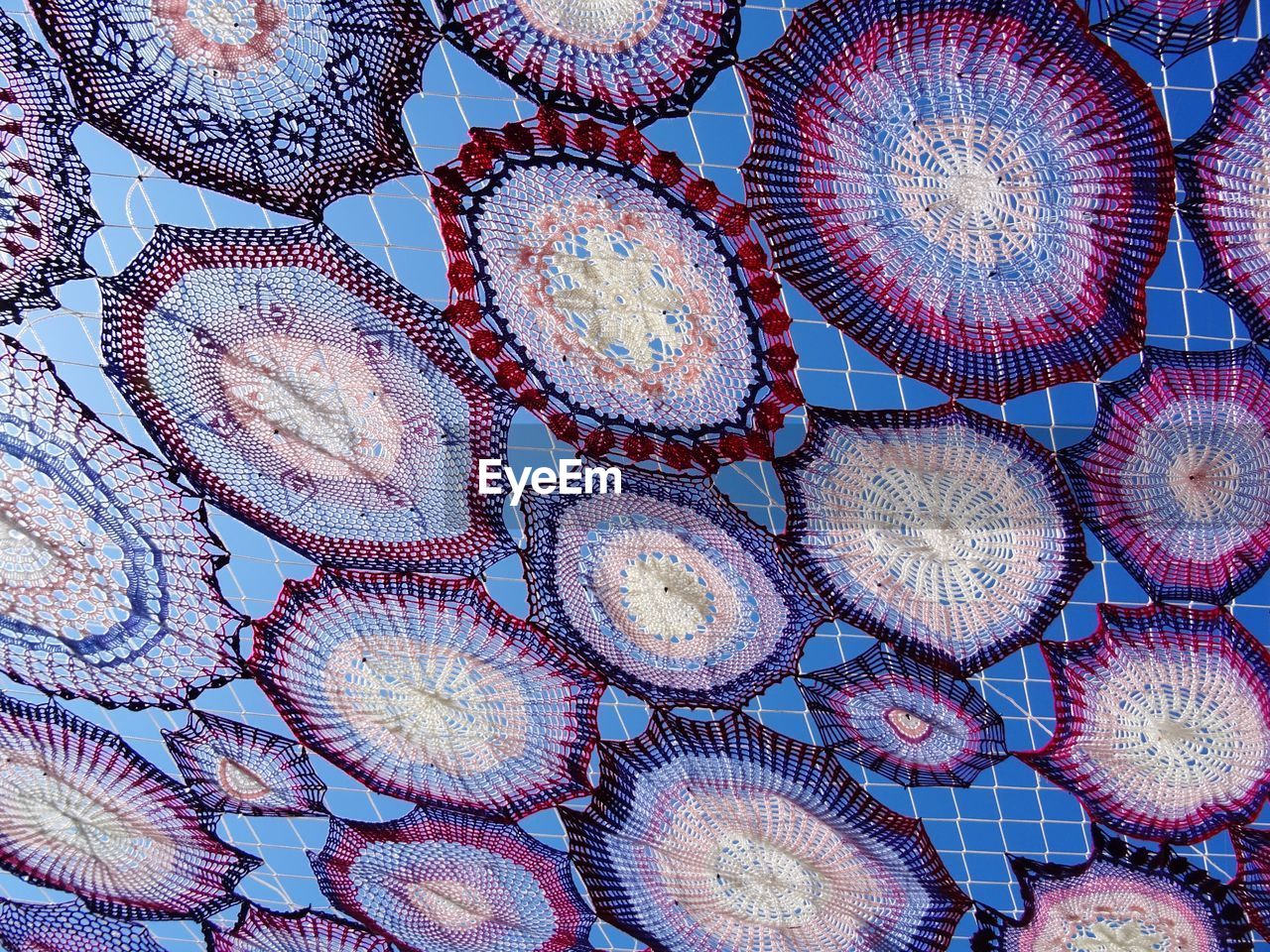 FULL FRAME SHOT OF PATTERNED GLASS