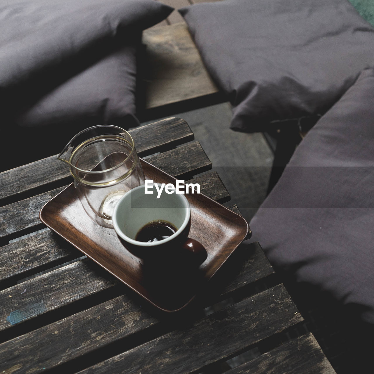 HIGH ANGLE VIEW OF COFFEE CUP ON WOODEN TABLE