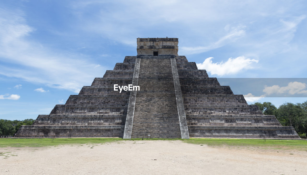 Chichen itza. archeological ruins in mexico - image