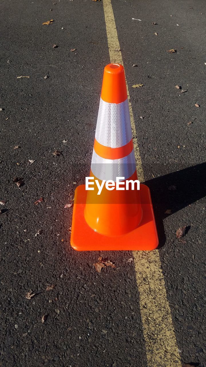 HIGH ANGLE VIEW OF ORANGE TRAFFIC ON ROAD