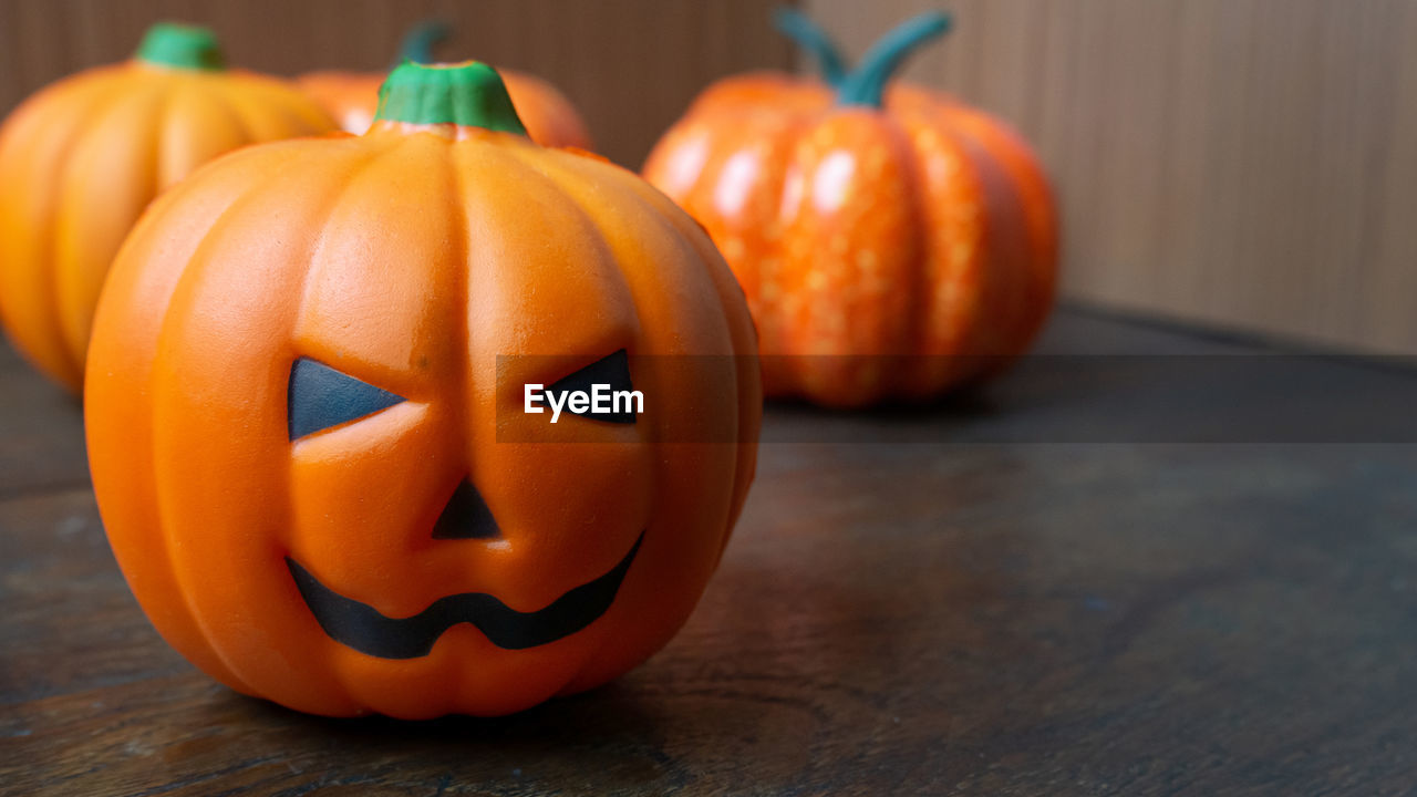 CLOSE-UP OF PUMPKIN ON TABLE AT HOME
