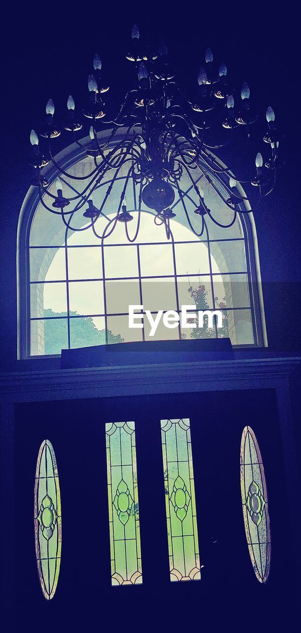 LOW ANGLE VIEW OF GLASS WINDOW AGAINST SKY