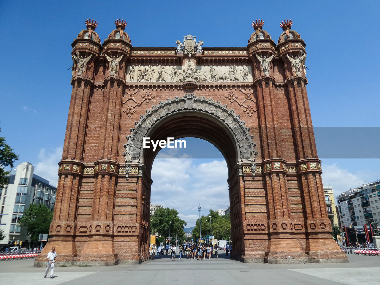 Low angle view of arc de triomf against sky