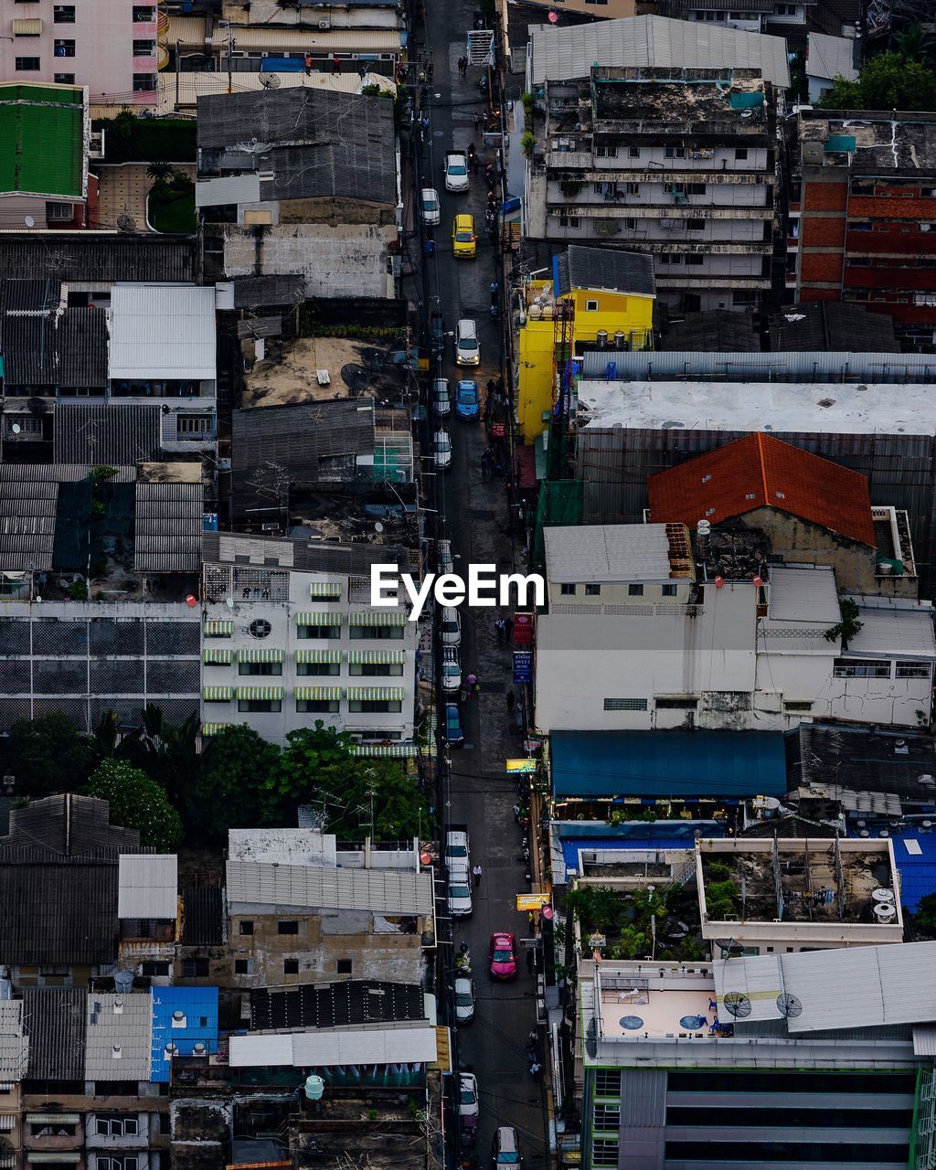 HIGH ANGLE VIEW OF CARS ON CITY