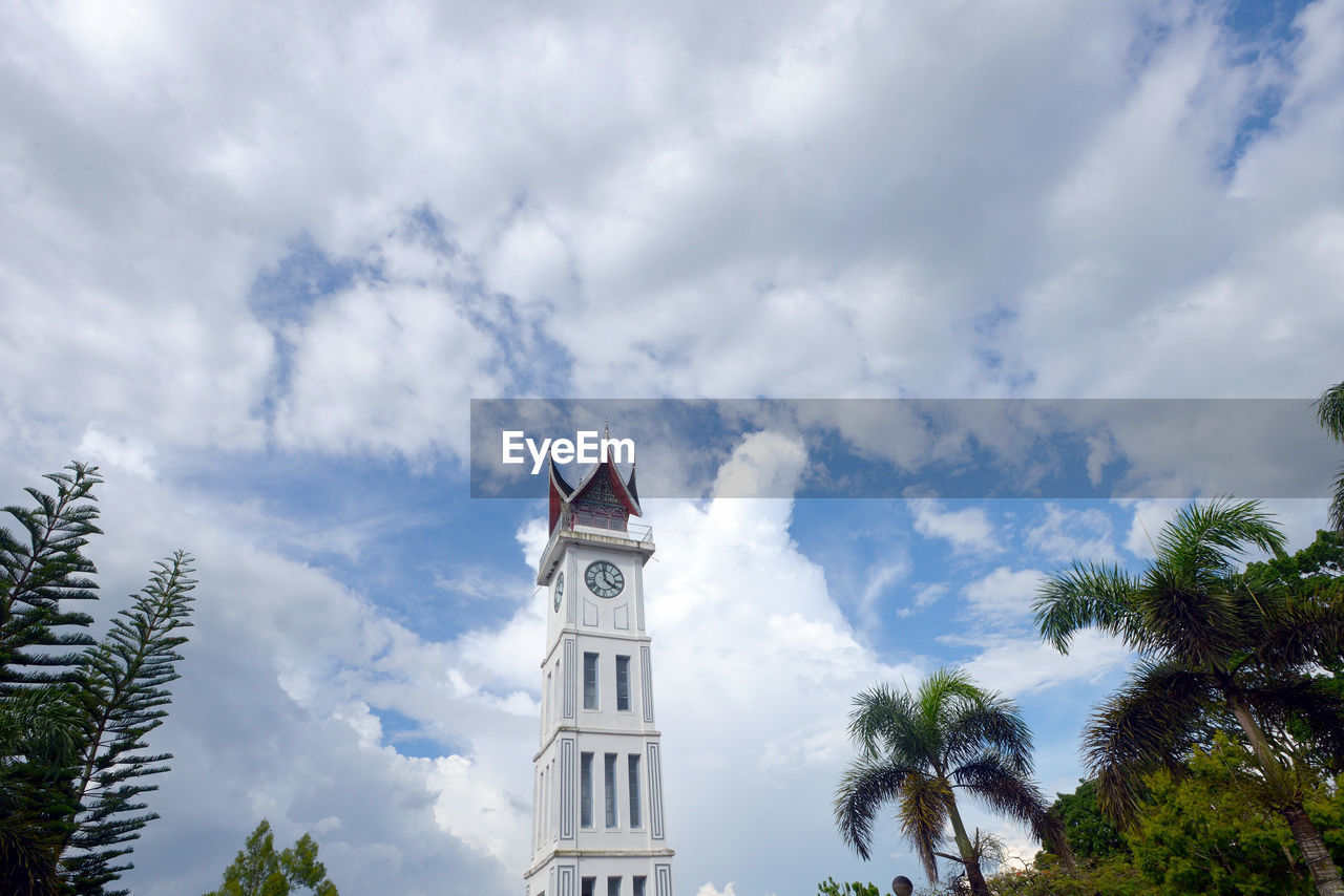 LOW ANGLE VIEW OF A BUILDING AGAINST CLOUDY SKY