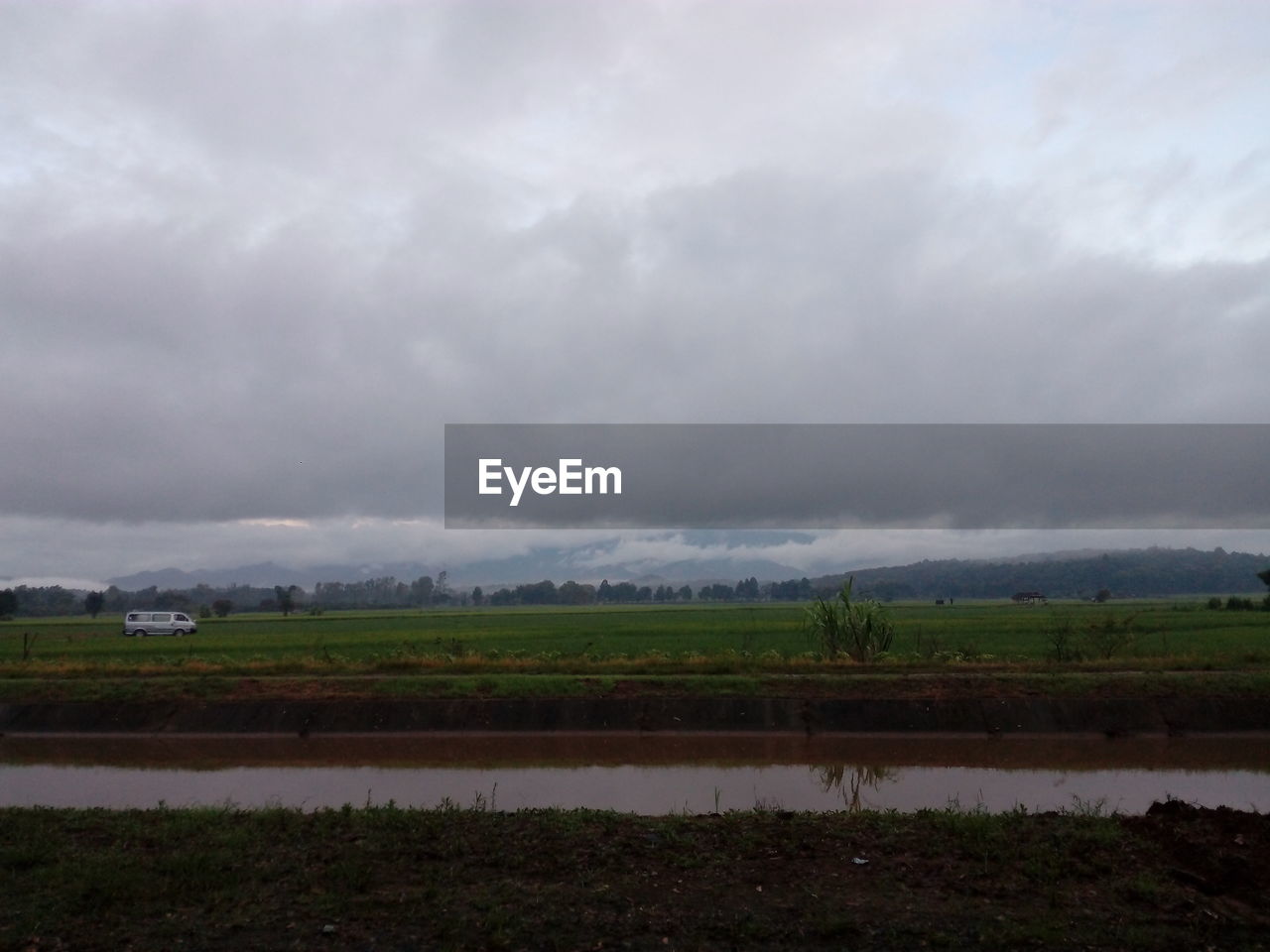 SCENIC VIEW OF AGRICULTURAL LANDSCAPE AGAINST SKY