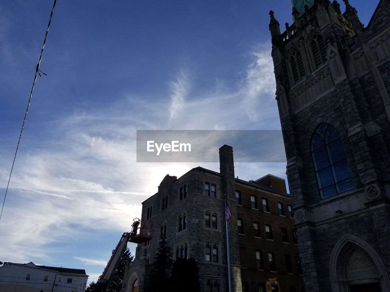 LOW ANGLE VIEW OF HISTORIC BUILDING AGAINST CLOUDY SKY