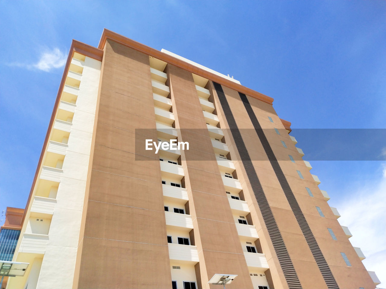 LOW ANGLE VIEW OF BUILDINGS AGAINST SKY