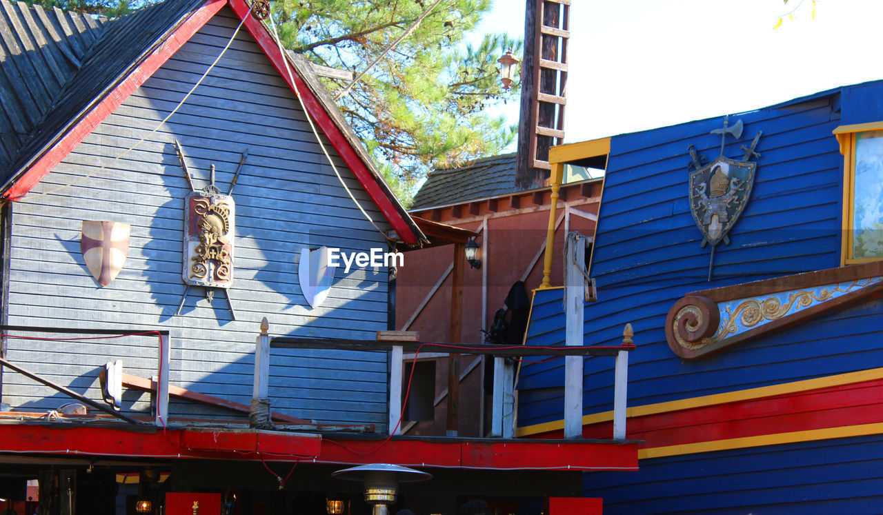 LOW ANGLE VIEW OF BUILT STRUCTURE AGAINST SKY