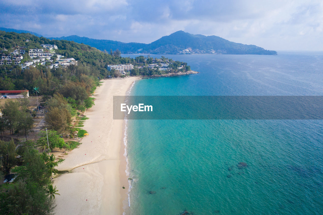 SCENIC VIEW OF SEA AND MOUNTAINS AGAINST SKY