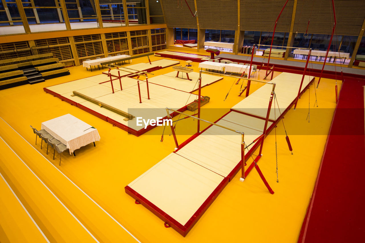 HIGH ANGLE VIEW OF YELLOW CONTAINER ON SHELF