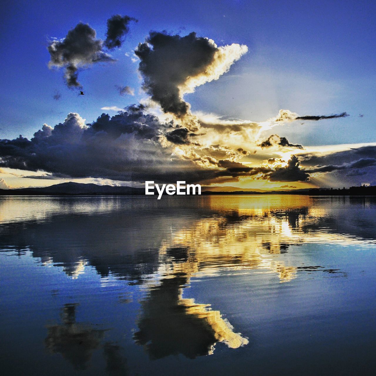 IDYLLIC VIEW OF LAKE AGAINST SKY