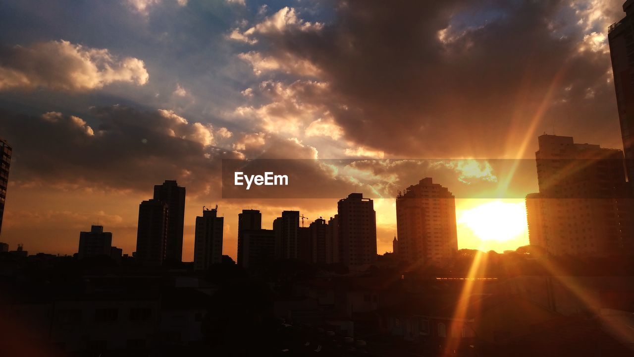 SILHOUETTE CITY BUILDINGS AGAINST SKY DURING SUNSET