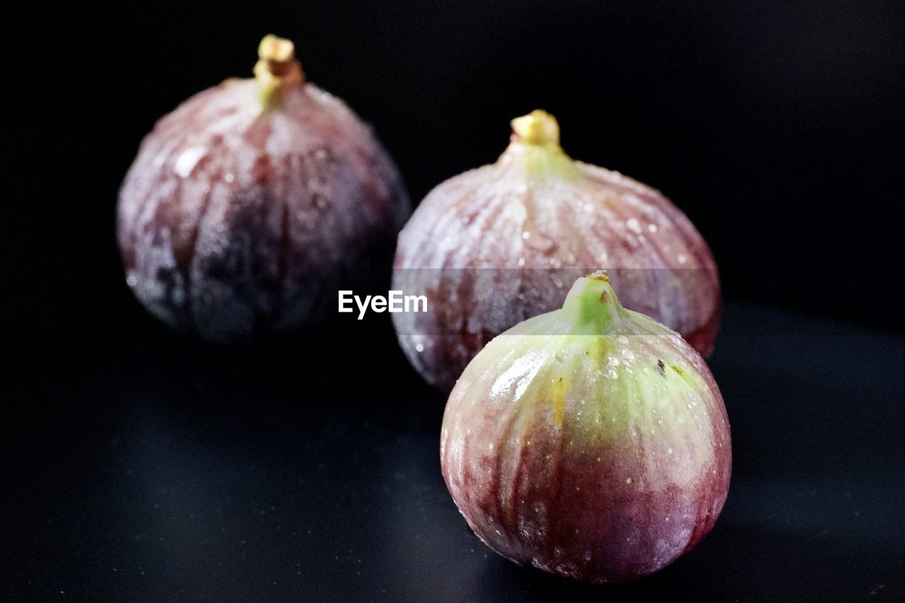 CLOSE-UP OF FRUIT ON TABLE