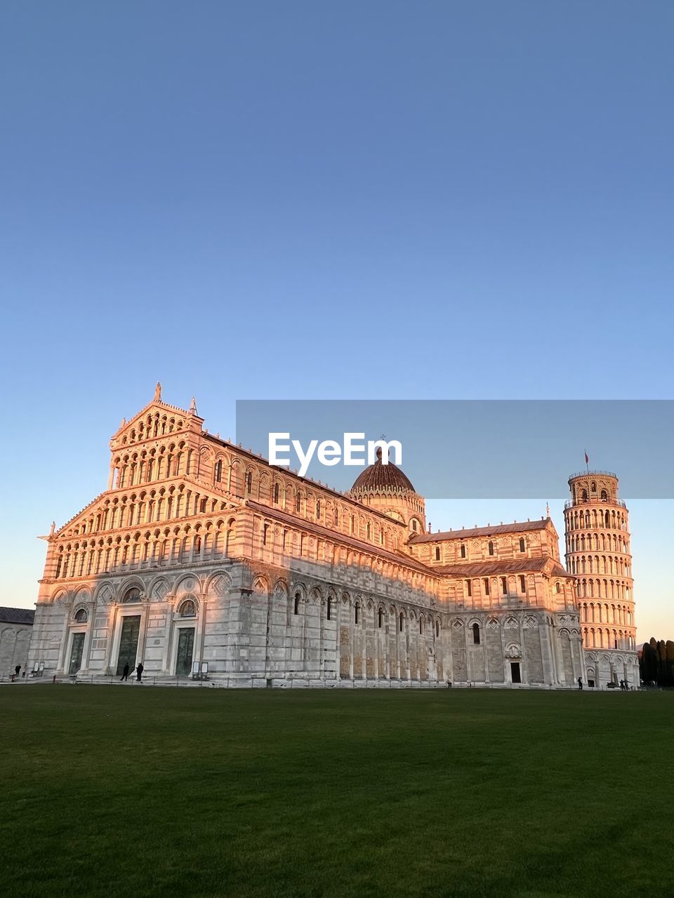 architecture, sky, built structure, nature, blue, clear sky, tower, no people, building exterior, building, landmark, day, travel destinations, city, outdoors, travel, copy space, sunny, reflection, low angle view, skyscraper