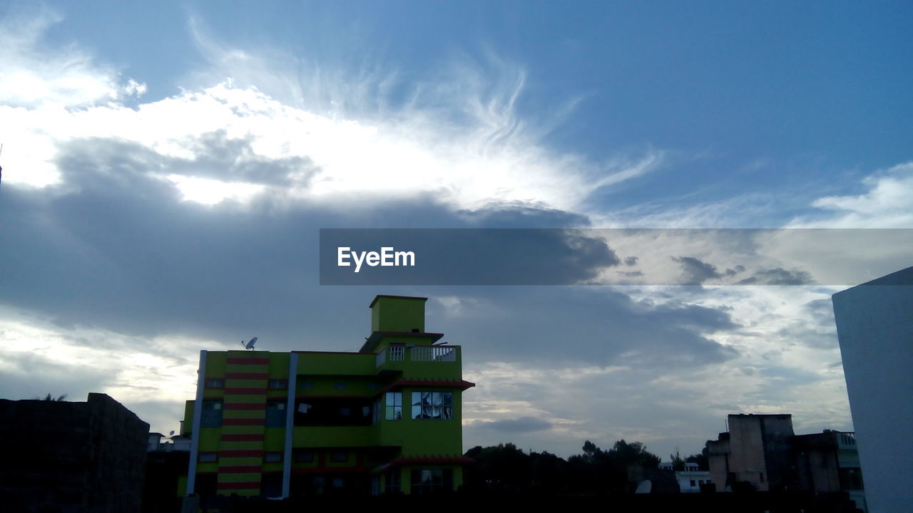 LOW ANGLE VIEW OF BUILDINGS AGAINST SKY