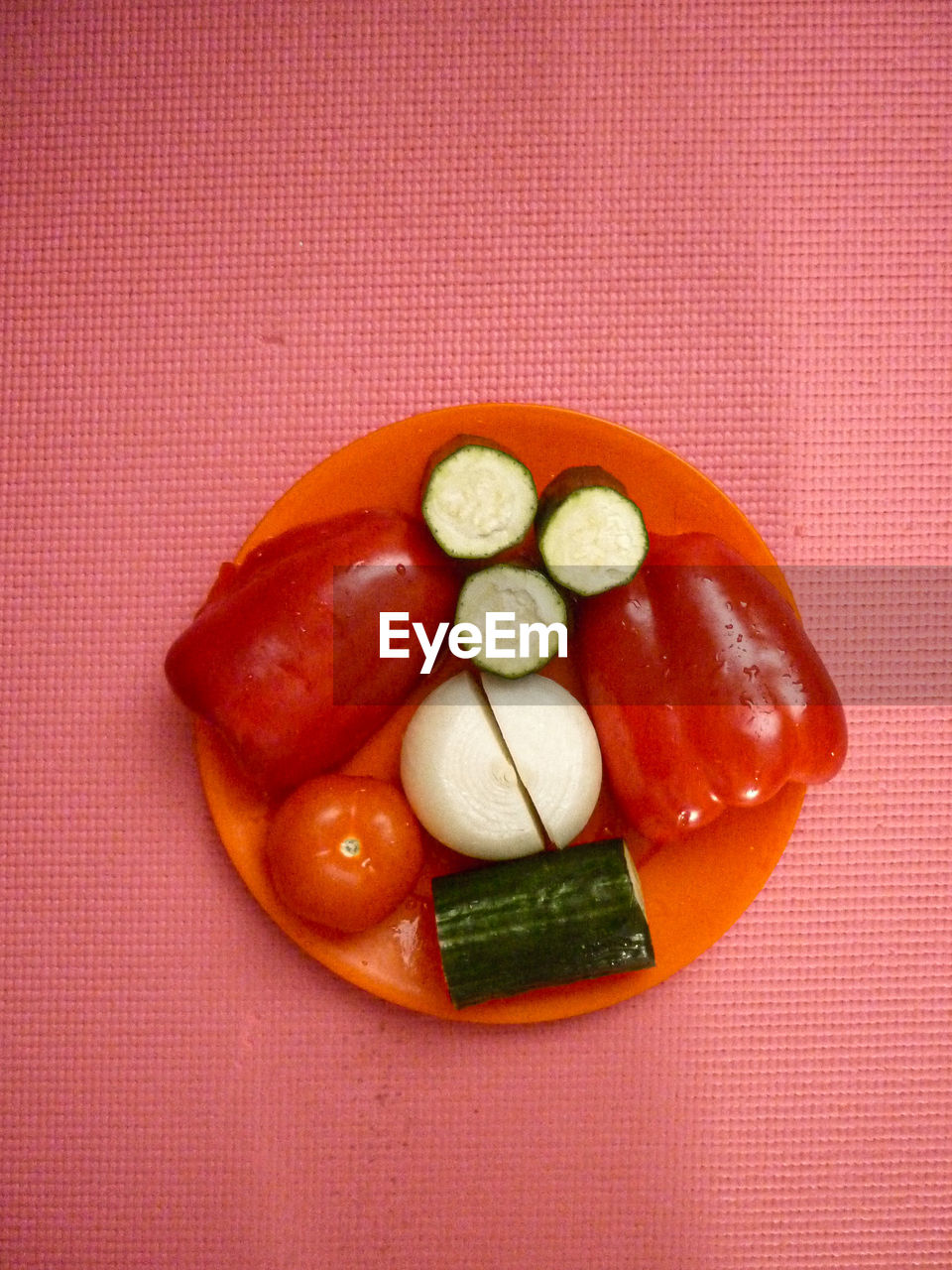 HIGH ANGLE VIEW OF FRUITS AND VEGETABLES ON PLATE
