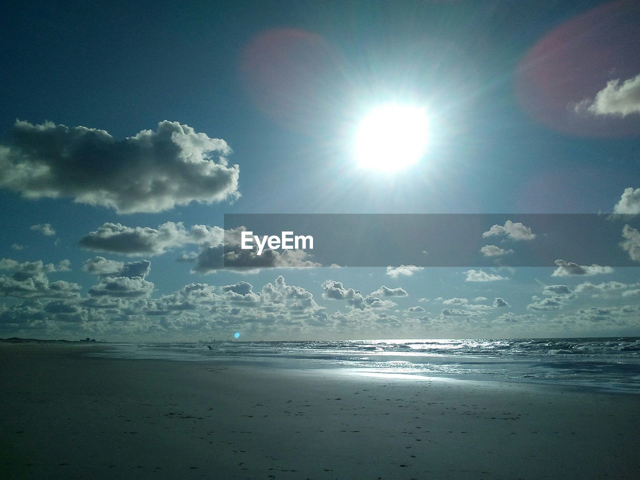 SCENIC VIEW OF SEA AGAINST SKY AT SUNNY DAY