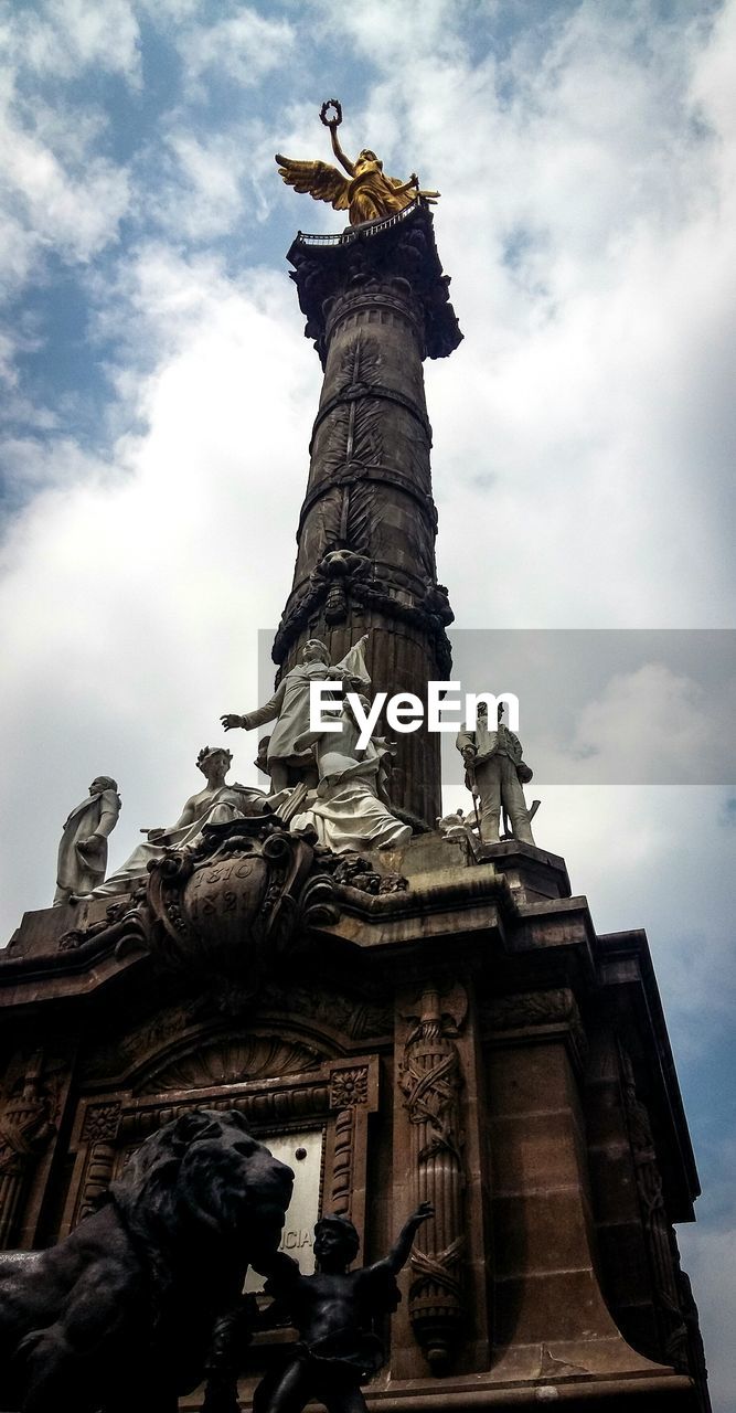 LOW ANGLE VIEW OF STATUE AGAINST SKY