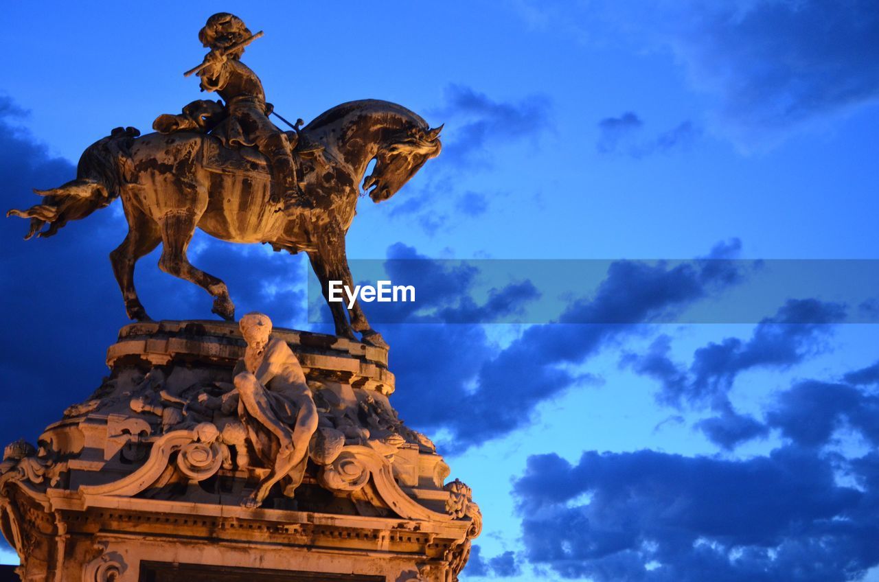 LOW ANGLE VIEW OF STATUES AGAINST SKY