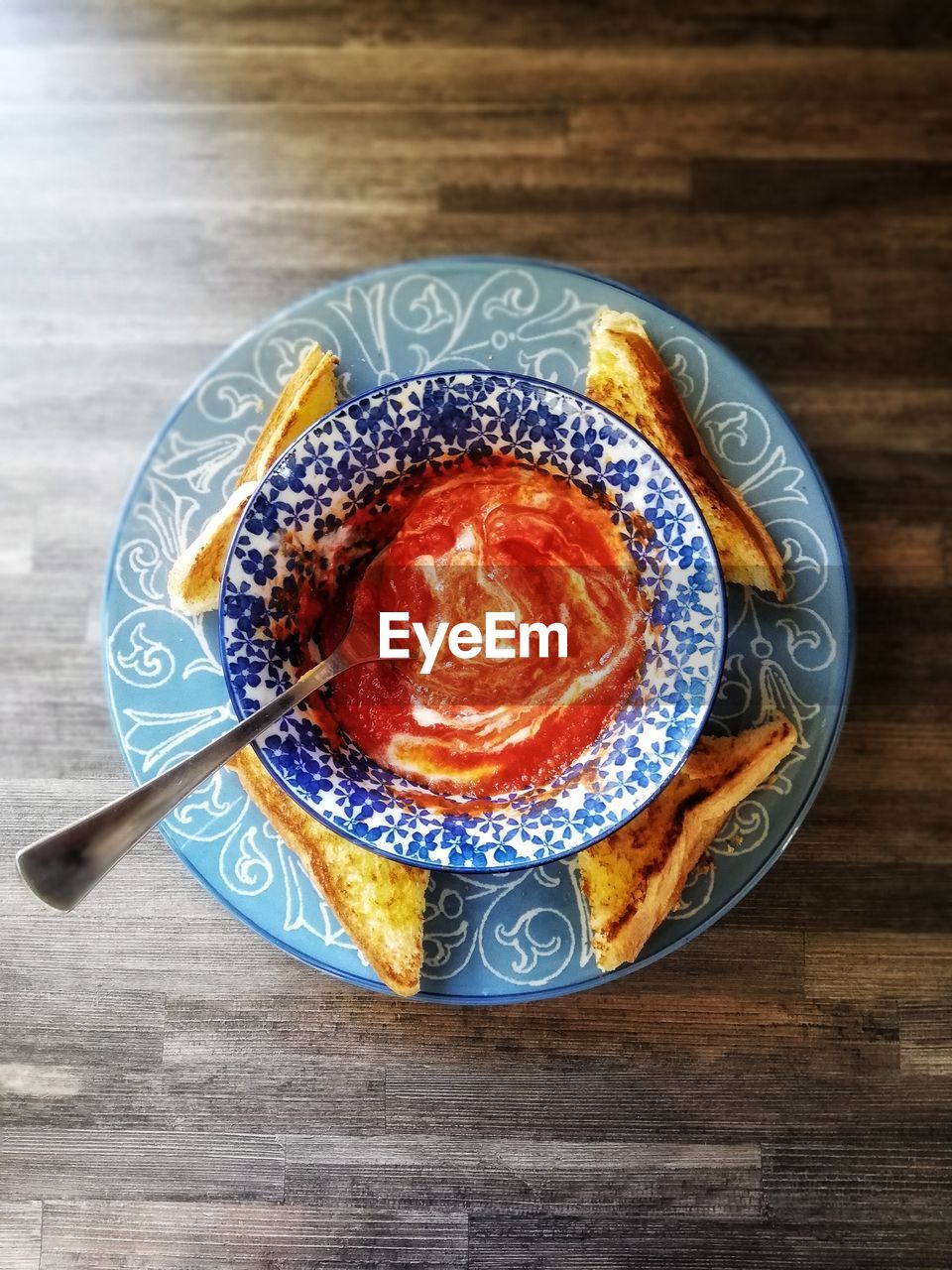 HIGH ANGLE VIEW OF BREAKFAST IN BOWL ON TABLE